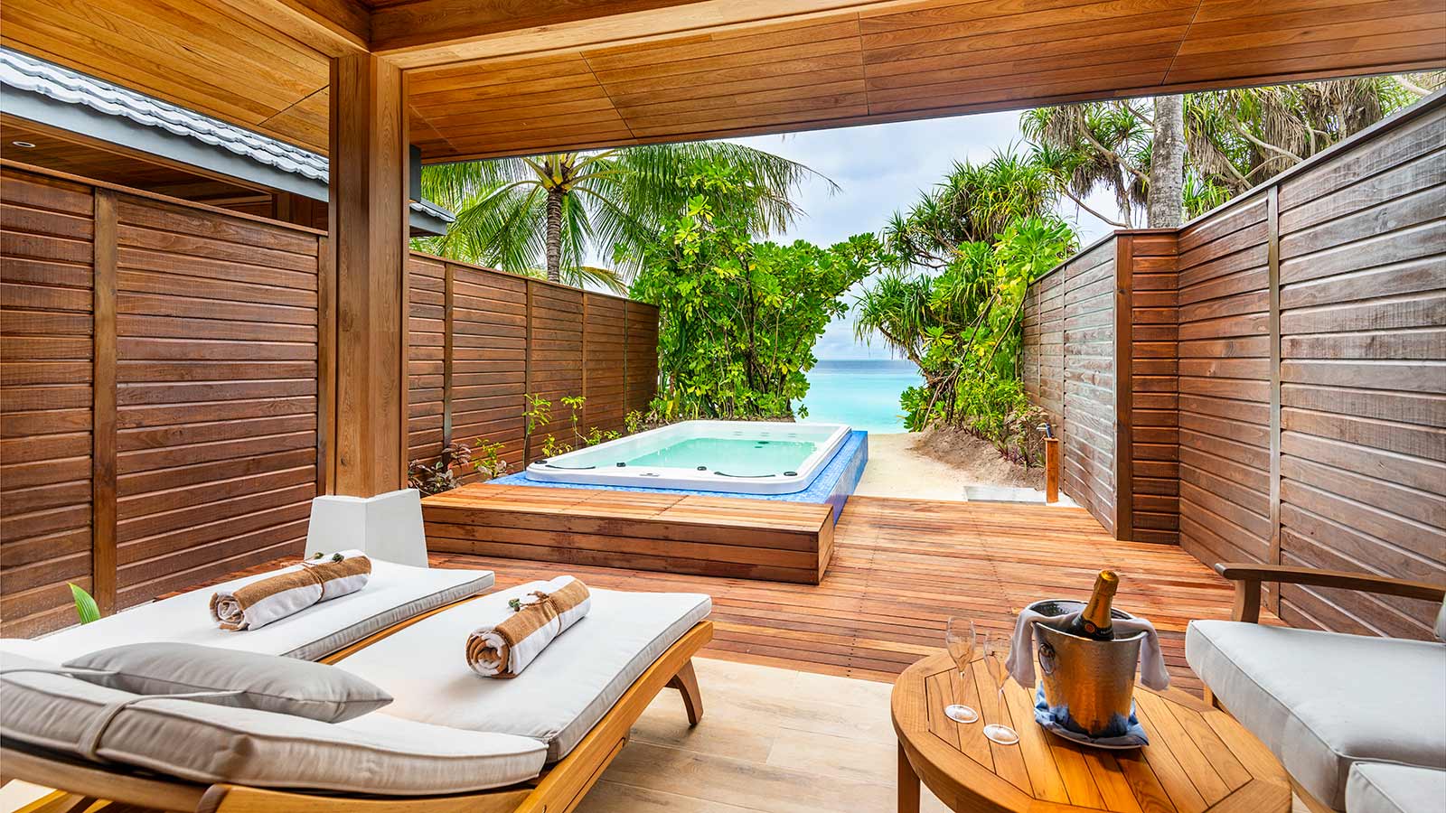 Lily_Beach-suite-jacuzzi_1600x900